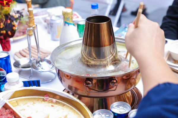 汇利资本 这届火锅季主打“懒人友好” ，微波炉加热即食火锅杯走红